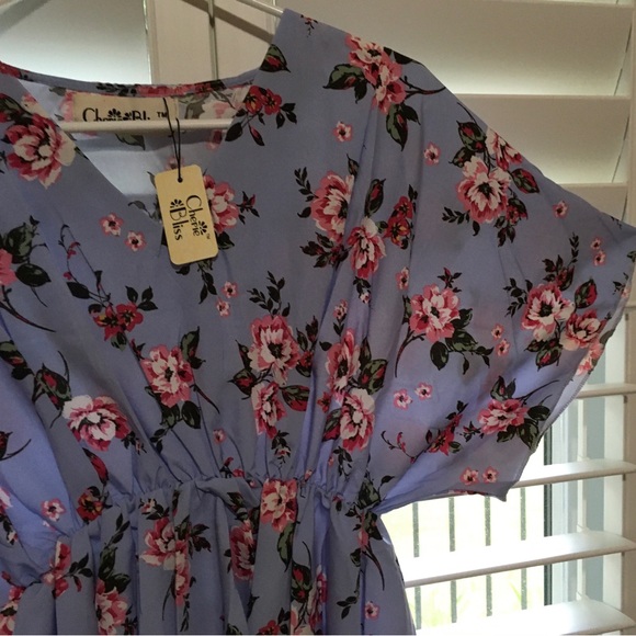 Cherie Bliss Flowing Asymmetrical Periwinkle Blouse.
Onesize fits most.US14 - Picture 4 of 5